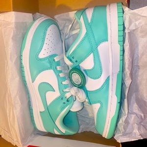 Nike sb low dunks women’s green glow